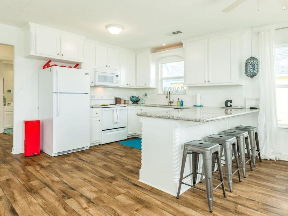 Just Take It Easy - Modern Decor, Chill Vibe! House in Surfside Beach