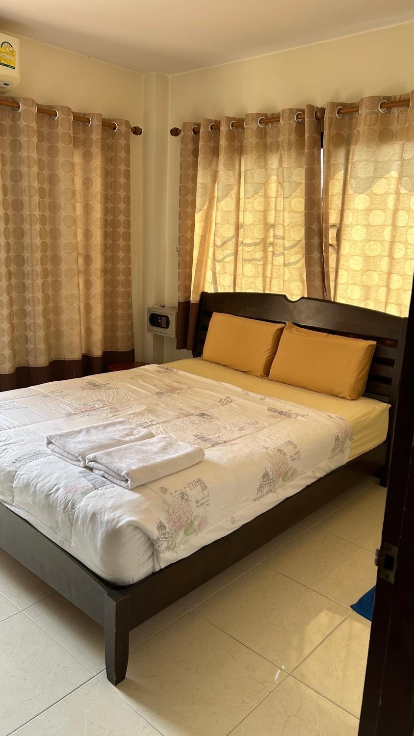 Baan Taweesuk Guest House Bed and Breakfast in Hua Hin District