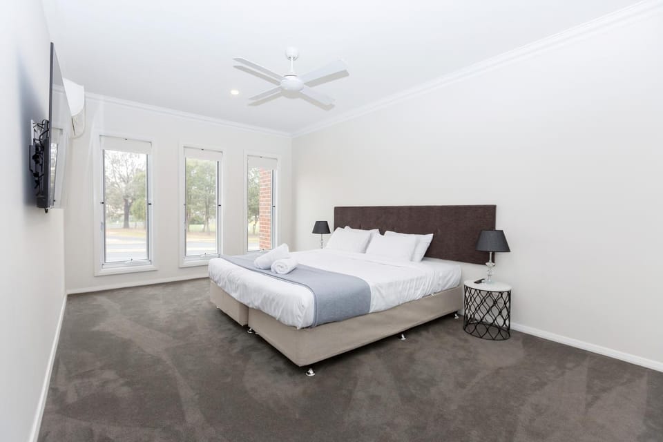 Bed, Other, Photo of the whole room, Decorative detail, Bedroom