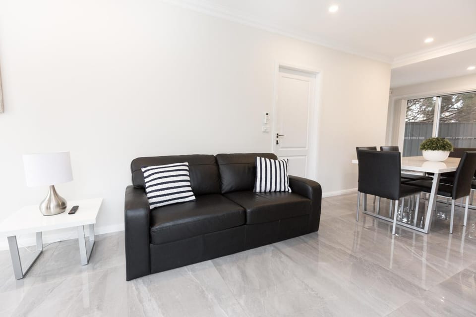 TV and multimedia, Kitchen or kitchenette, Living room, Seating area
