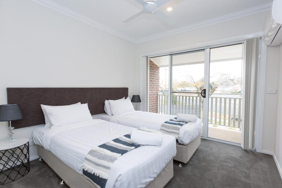 Bed, Other, Photo of the whole room, Decorative detail, Bedroom