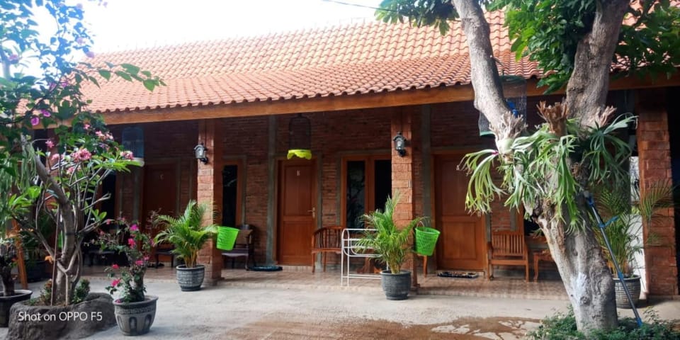 Property building, Facade/entrance, Breakfast