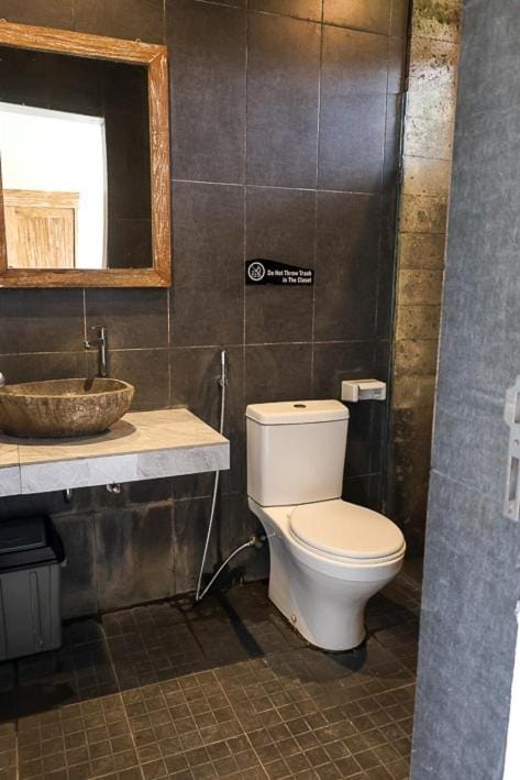 Swell Hotel, Pool Bar & Restaurant Hostel in Kediri