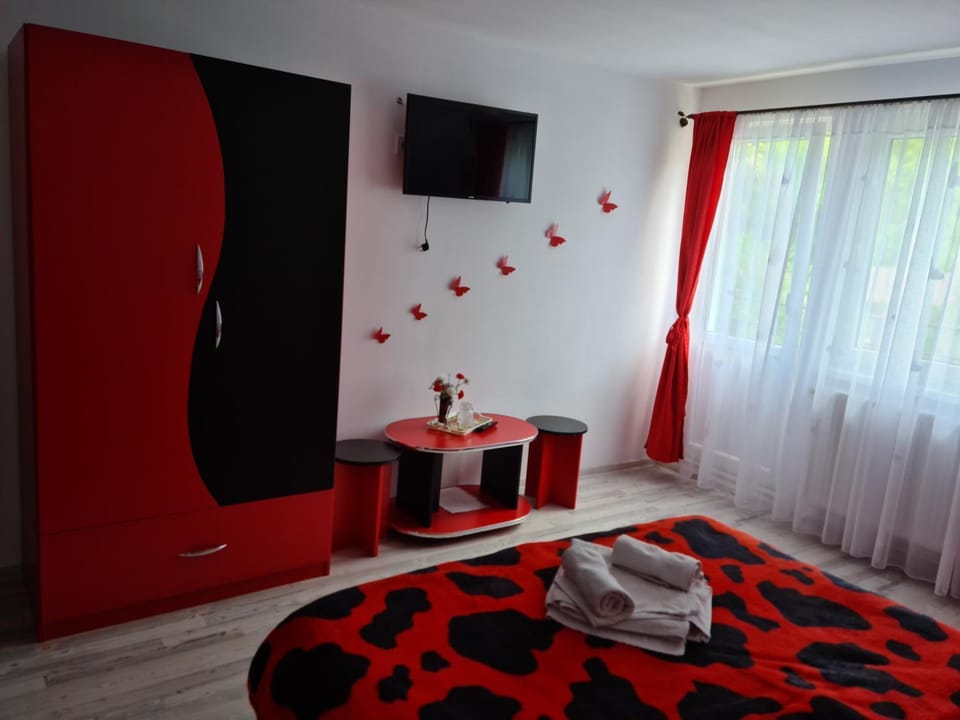 Bed, TV and multimedia, Photo of the whole room, Bedroom