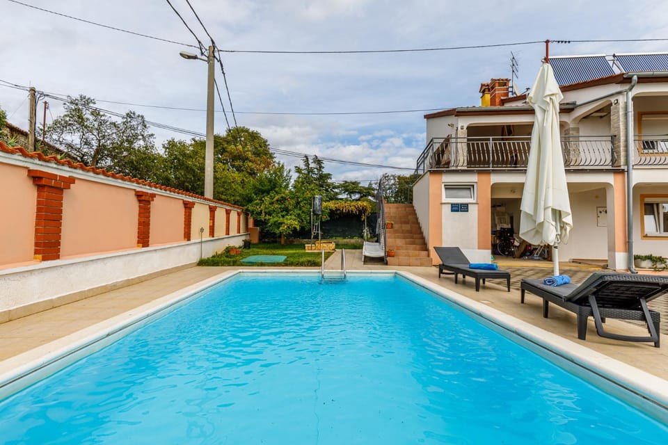 Swimming pool, sunbed