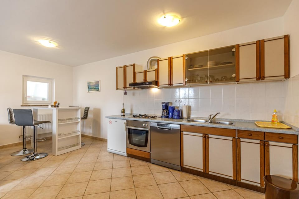 Kitchen or kitchenette, Dining area, dishwasher, pet friendly, stove