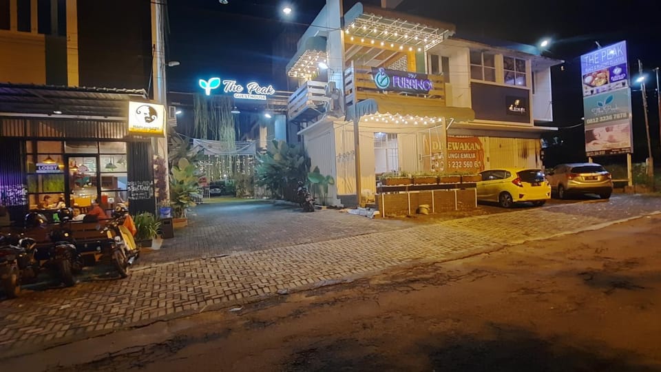 Property building, Restaurant/places to eat, Facade/entrance, Night, On site, Street view