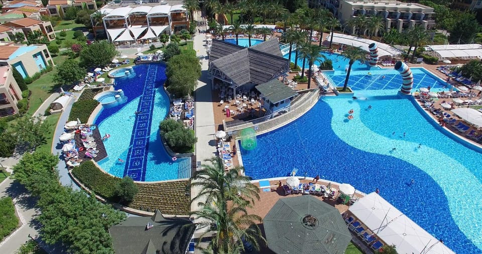 Property building, Bird's eye view, Pool view, Swimming pool, Swimming pool
