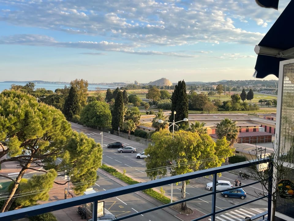 Plage et hippodrome. Parking Apartment in Cagnes-sur-Mer