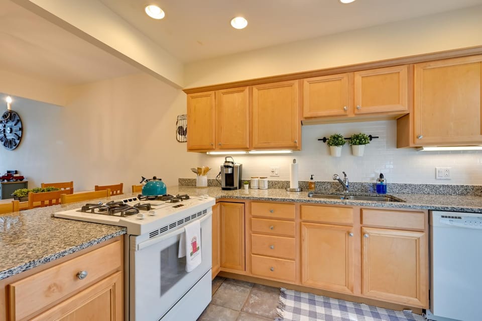 Bright Condo w/ Community Perks: Near Ski Quechee! House in Quechee