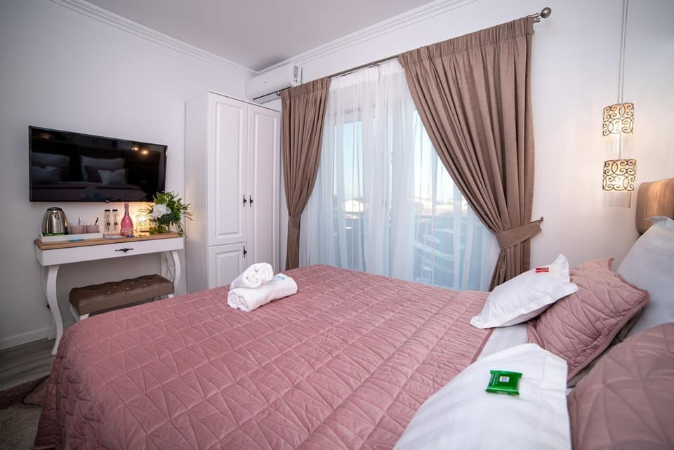 Bed, TV and multimedia, Photo of the whole room, towels