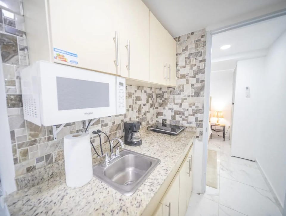 Restaurant/places to eat, Dining area, Meals, Breakfast, American breakfast, Lunch, Dinner, internet, microwave, shuttle, stove, toaster, kitchen