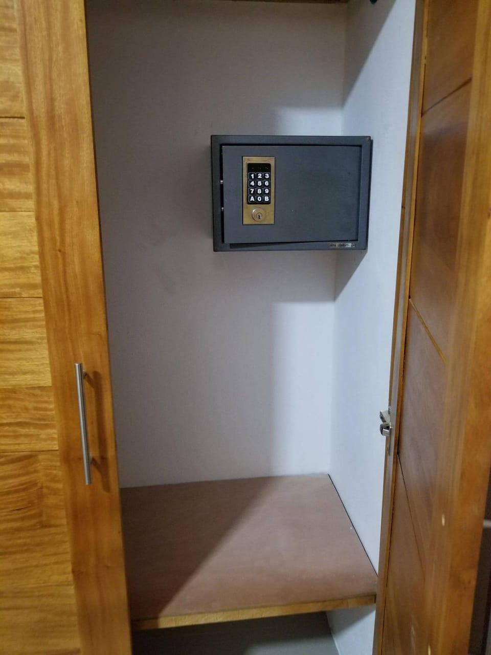Photo of the whole room, locker, safe, wardrobe