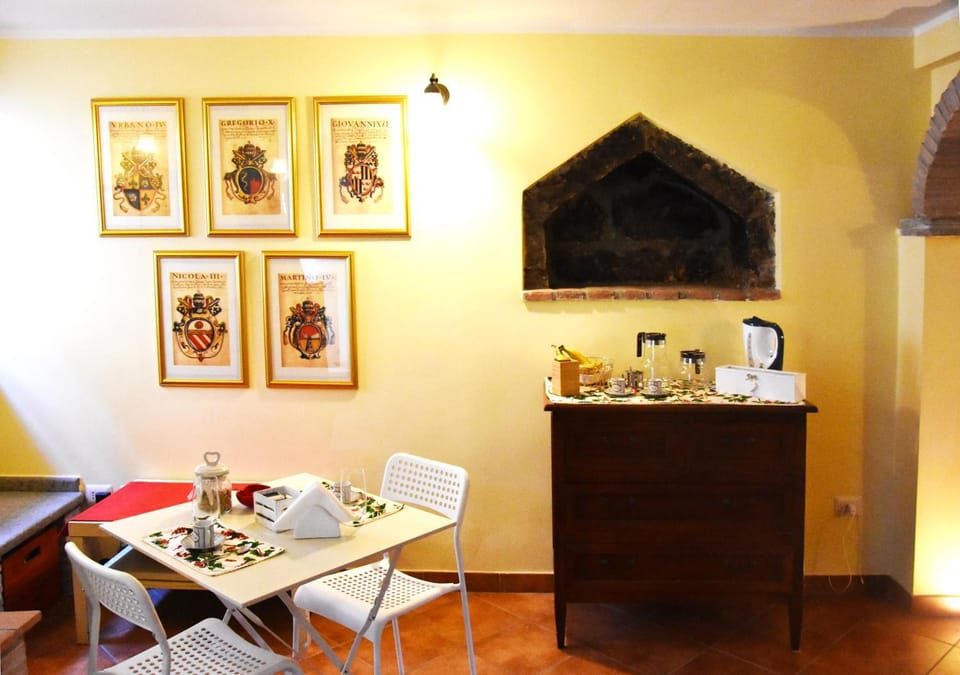 Communal lounge/ TV room, Coffee/tea facilities, Food and drinks, Decorative detail, Food, Area and facilities, Breakfast, Buffet breakfast, Internal: Not applicable to any particular room