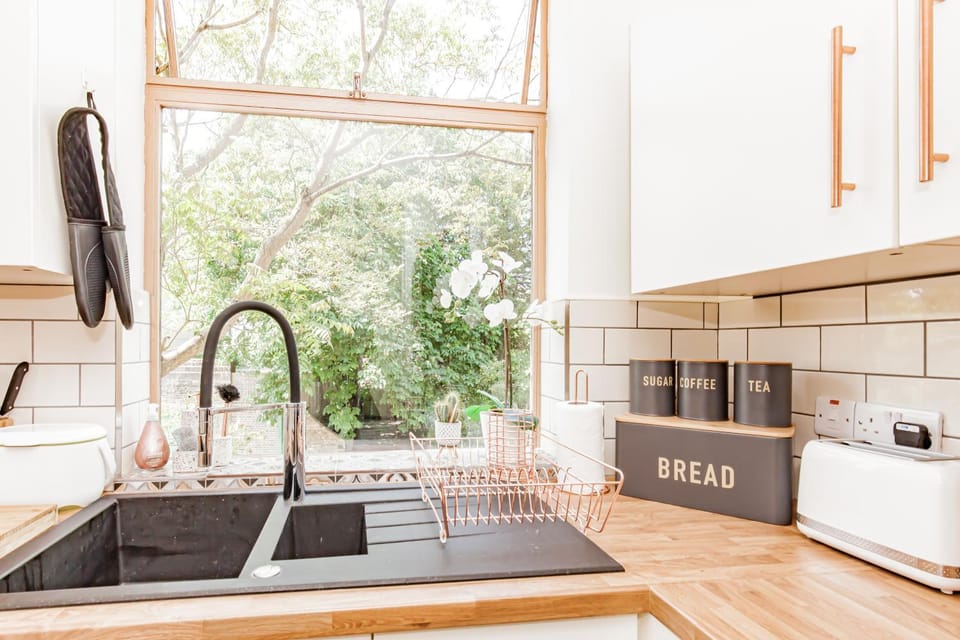 Coffee/tea facilities, View (from property/room), Kitchen or kitchenette, Other, Decorative detail, City view, Landmark view, Area and facilities, Quiet street view