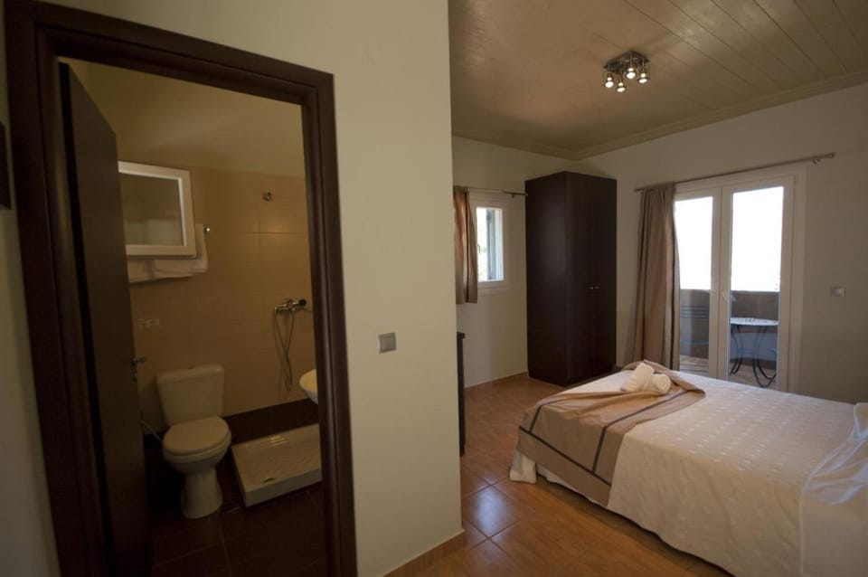 Bed, Bathroom