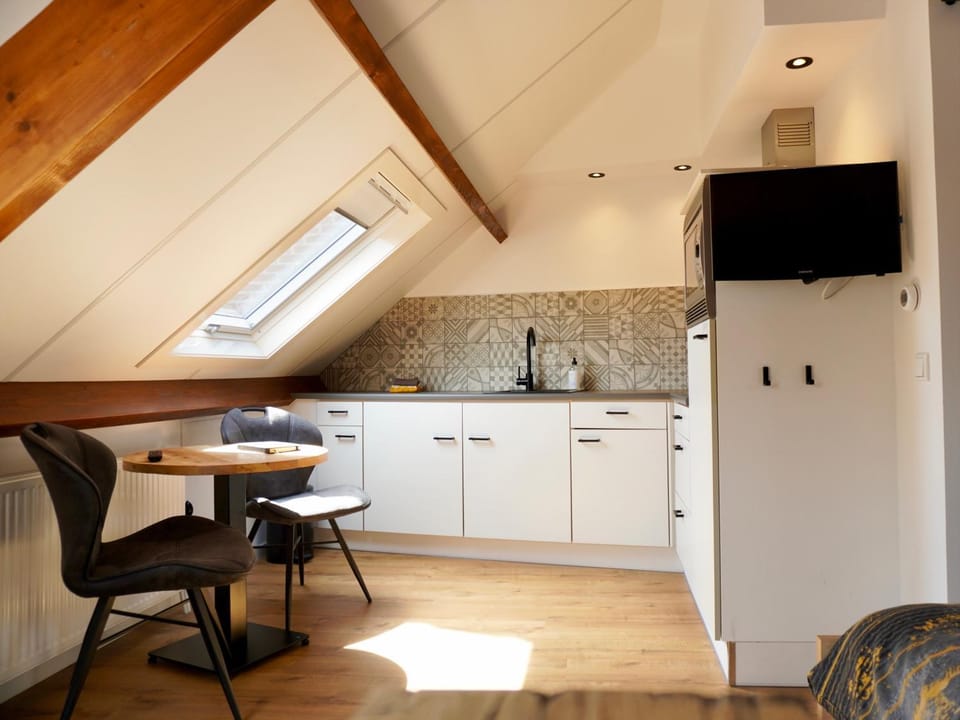 Kitchen or kitchenette, Seating area