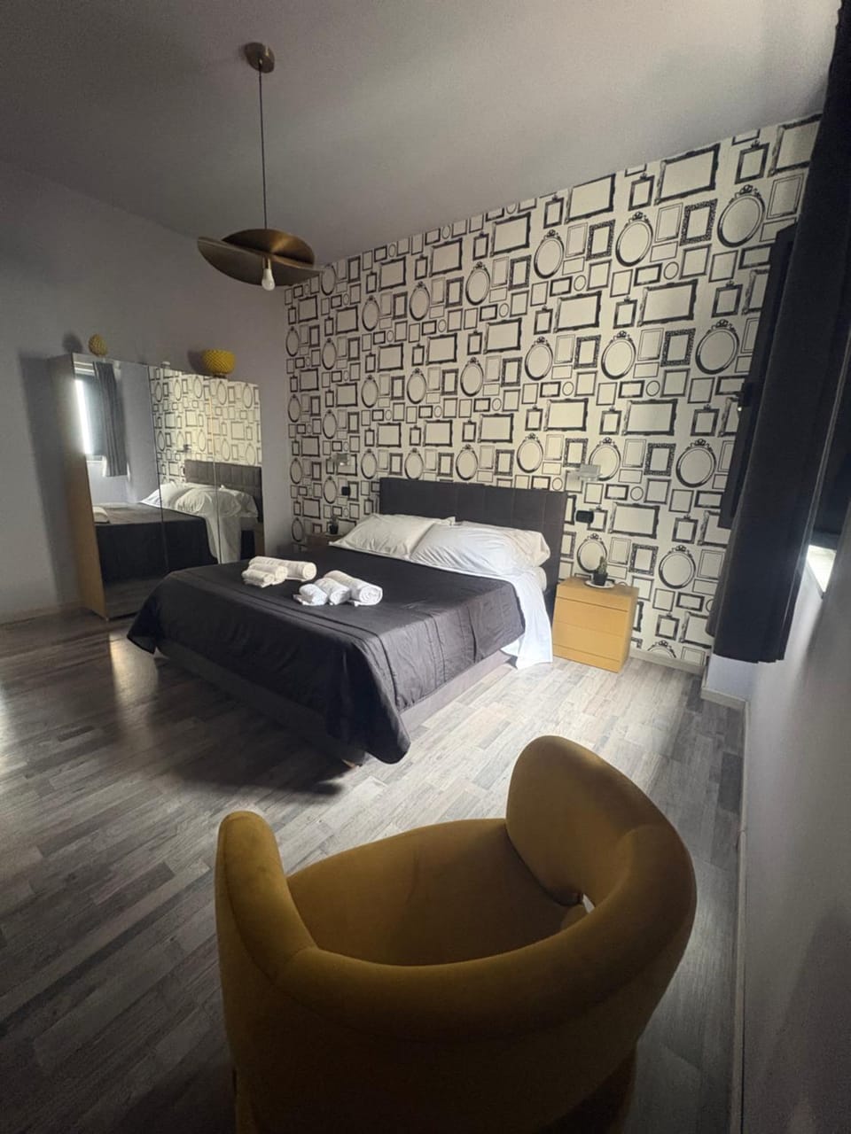 Photo of the whole room, Bedroom