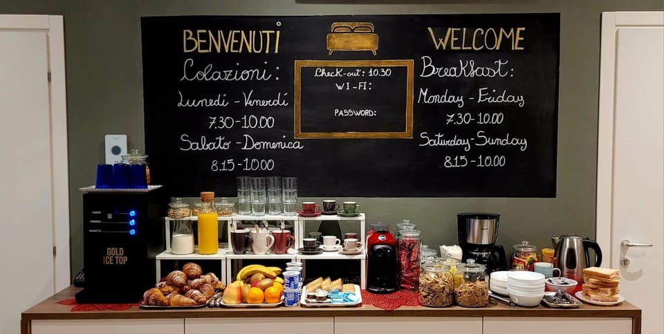 Coffee/tea facilities, Food and drinks, Breakfast