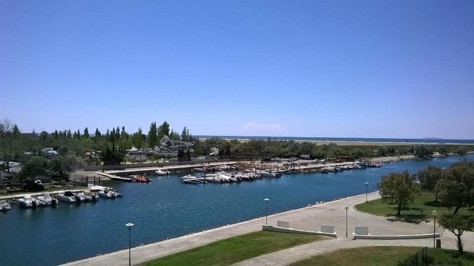 AS9836 - P2 dans une résidence sur la plage avec belle vue sur le chenal et parking privé Apartment in Le Grau-du-Roi