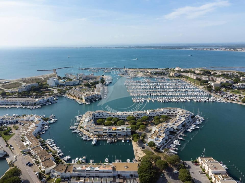 AS9836 - P2 dans une résidence sur la plage avec belle vue sur le chenal et parking privé Apartment in Le Grau-du-Roi
