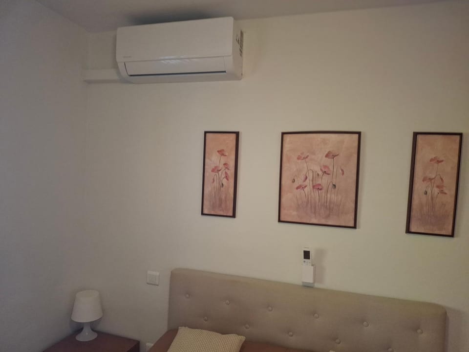 Bedroom, air conditioner