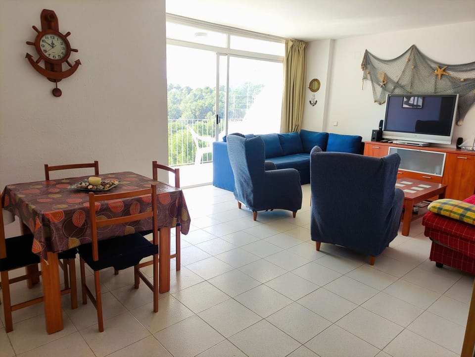 TV and multimedia, Living room, Seating area, Dining area