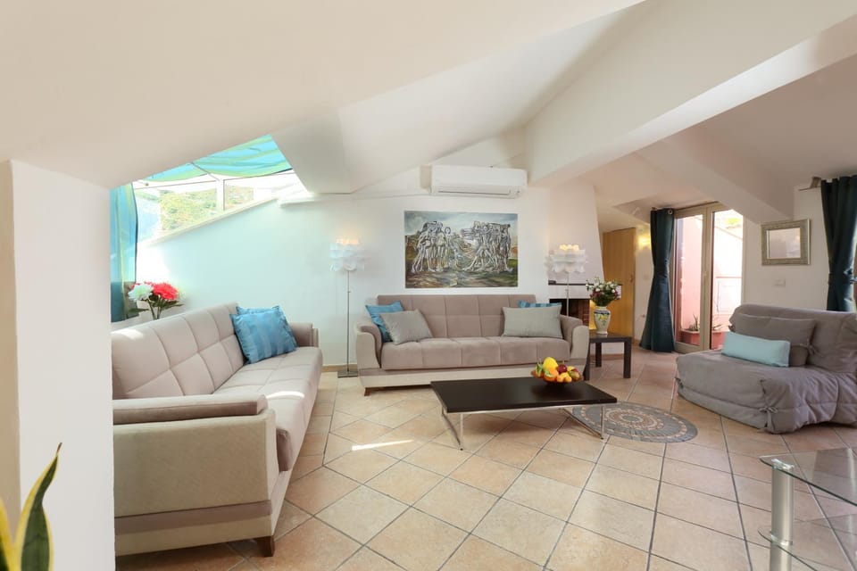 Living room, Photo of the whole room