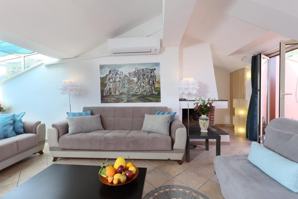 Bed, Living room, Photo of the whole room, Seating area, City view, Landmark view, Mountain view, Sea view
