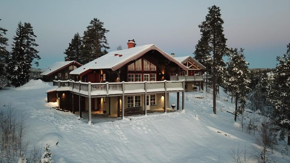 Property building, Day, Natural landscape, Winter, Balcony/Terrace