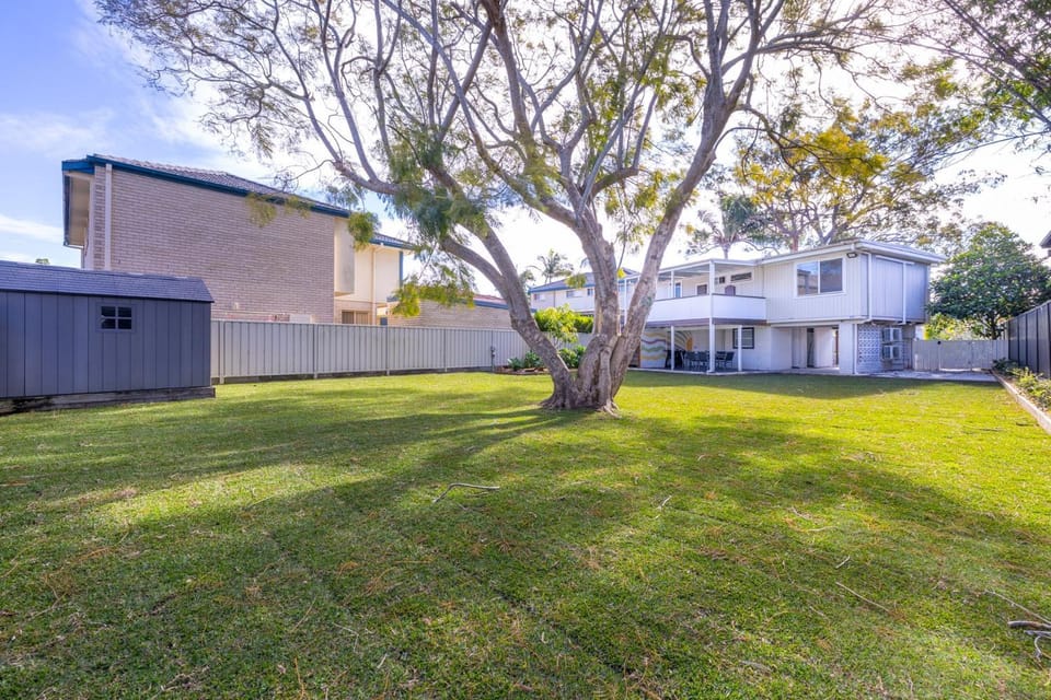 The Jacaranda, 3 Achilles St Pet Friendly, Air Con, Wi-Fi, Boat Parking House in Shoal Bay