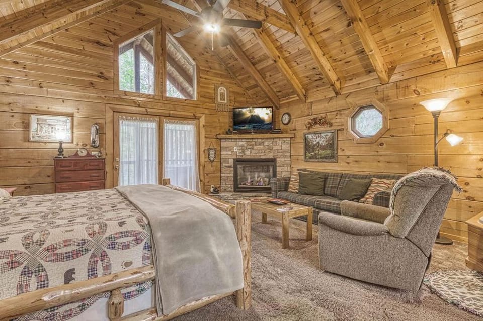 Mountain Eden, Hot Tub, Resort Pool, WIFI, 560 FREE tickets each paid day!!! Apartment in Gatlinburg