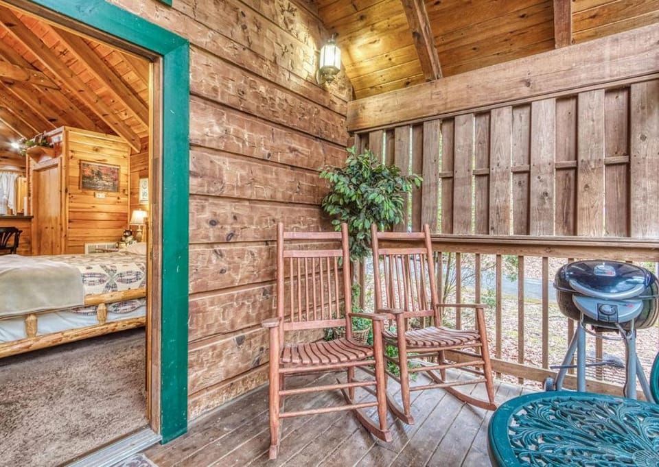 Mountain Eden, Hot Tub, Resort Pool, WIFI, 560 FREE tickets each paid day!!! Apartment in Gatlinburg