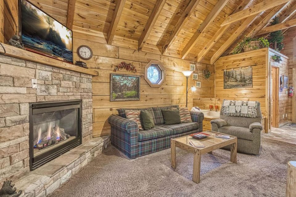 Mountain Eden, Hot Tub, Resort Pool, WIFI, 560 FREE tickets each paid day!!! Apartment in Gatlinburg