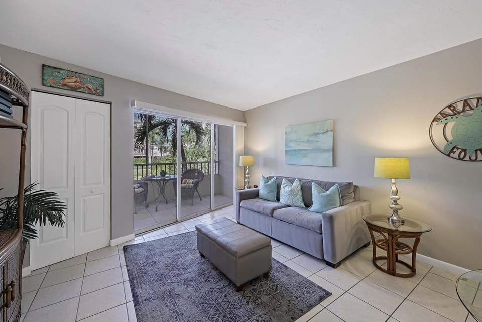 Idyllic inland condo with pool and beach access House in Marco Island