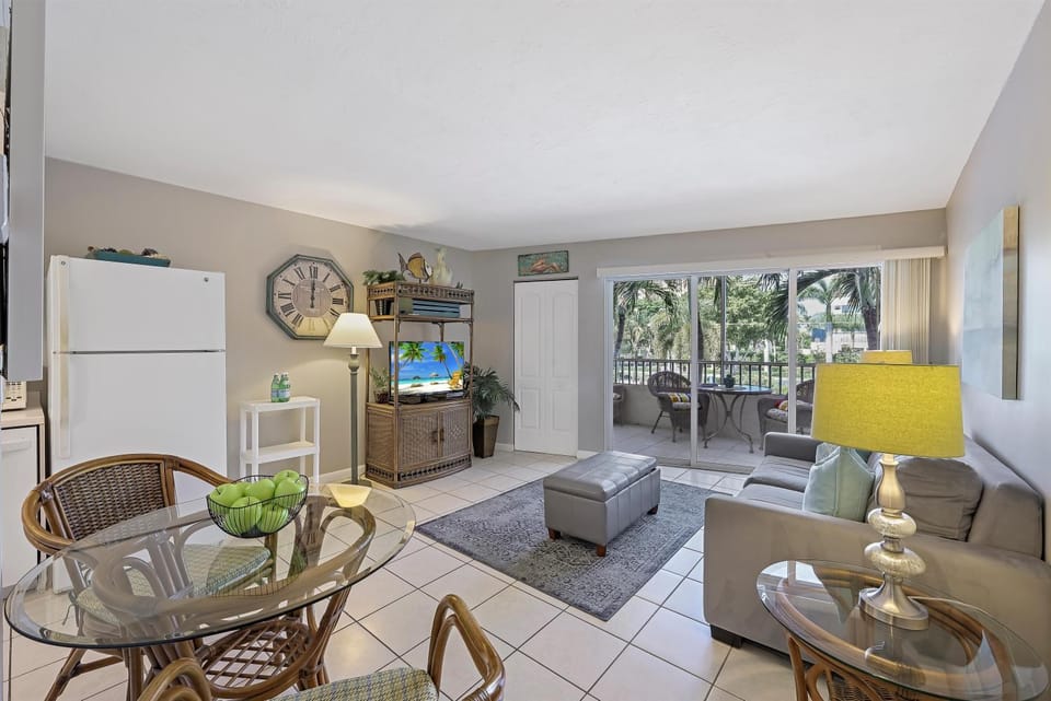 Idyllic inland condo with pool and beach access House in Marco Island