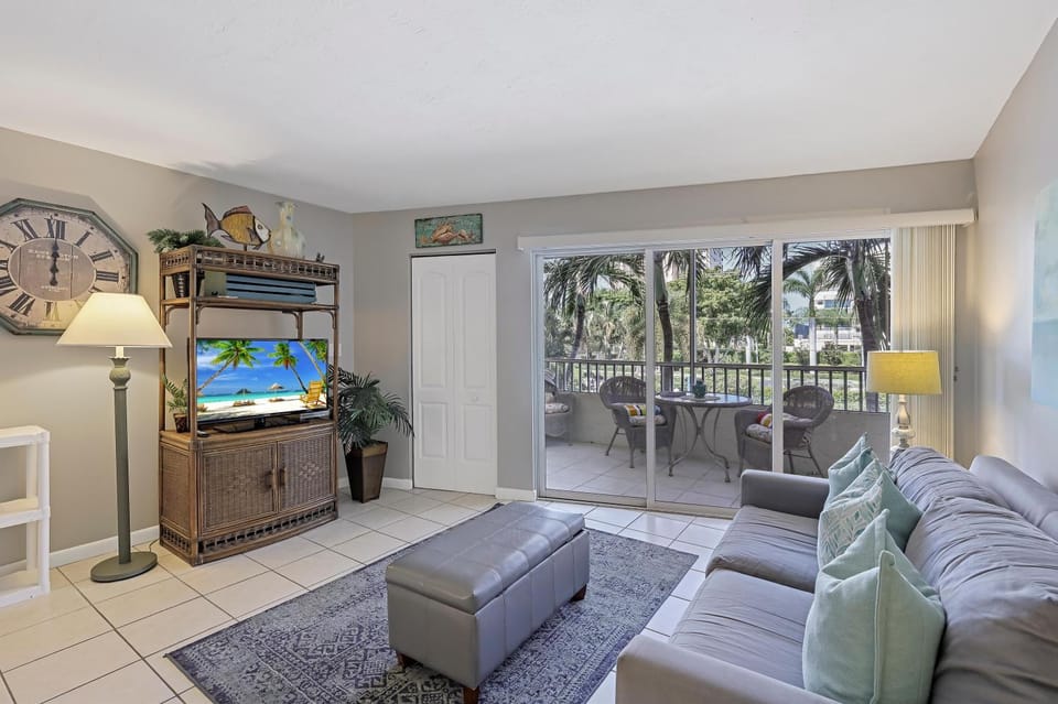Idyllic inland condo with pool and beach access House in Marco Island