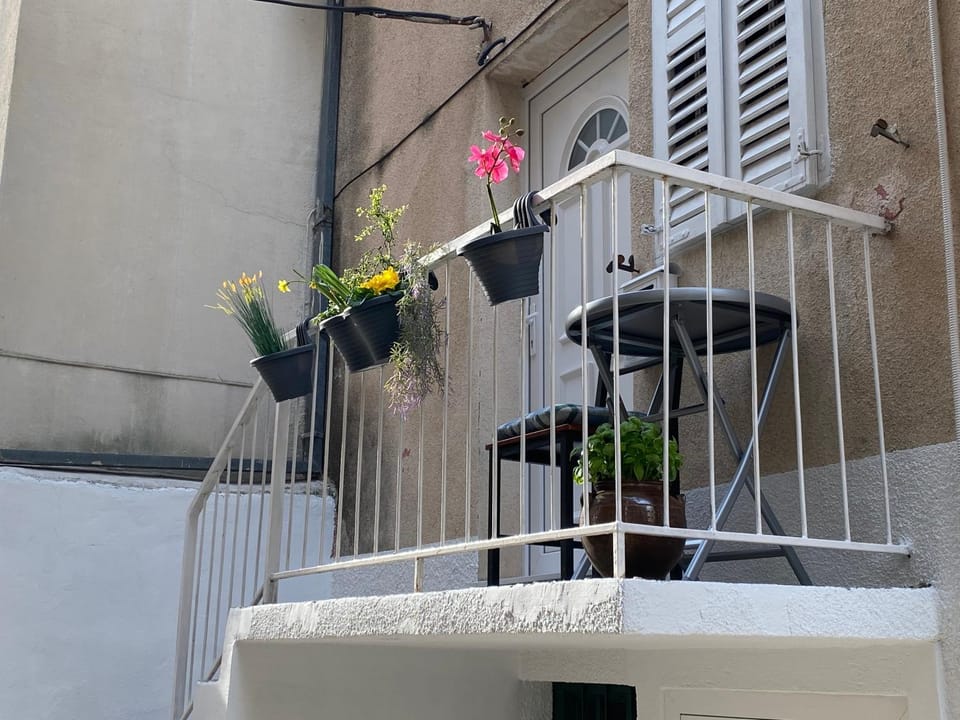 Property building, Facade/entrance, Balcony/Terrace