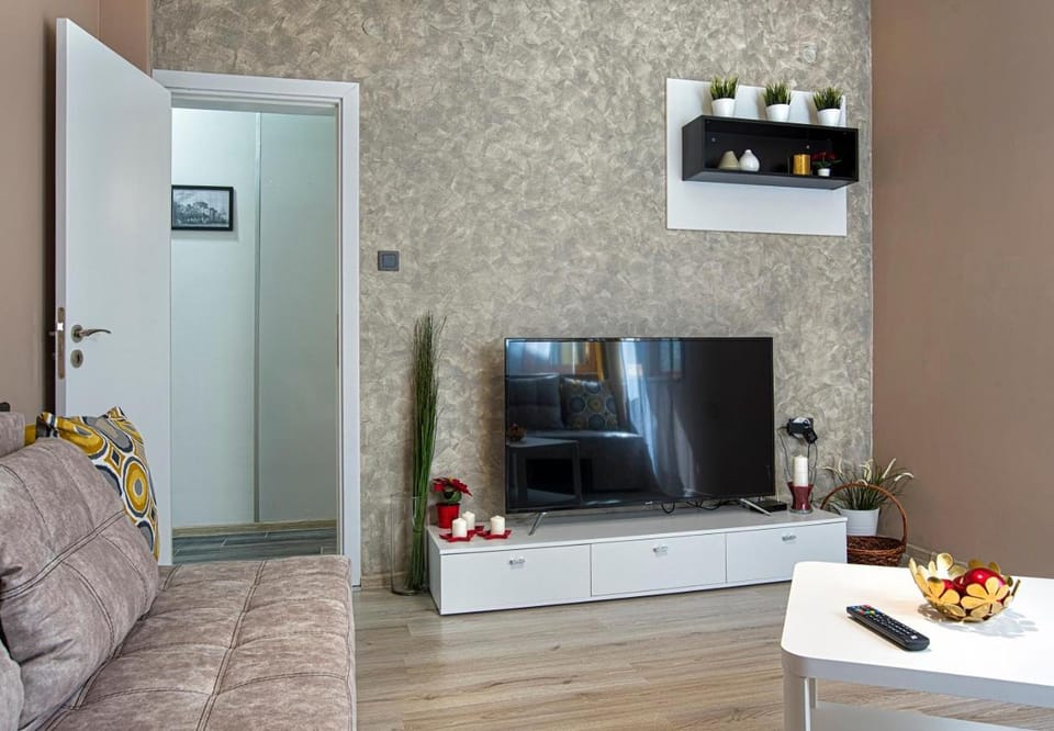 Communal lounge/ TV room, TV and multimedia, Living room, Seating area, Evening entertainment, internet, internet, air conditioner