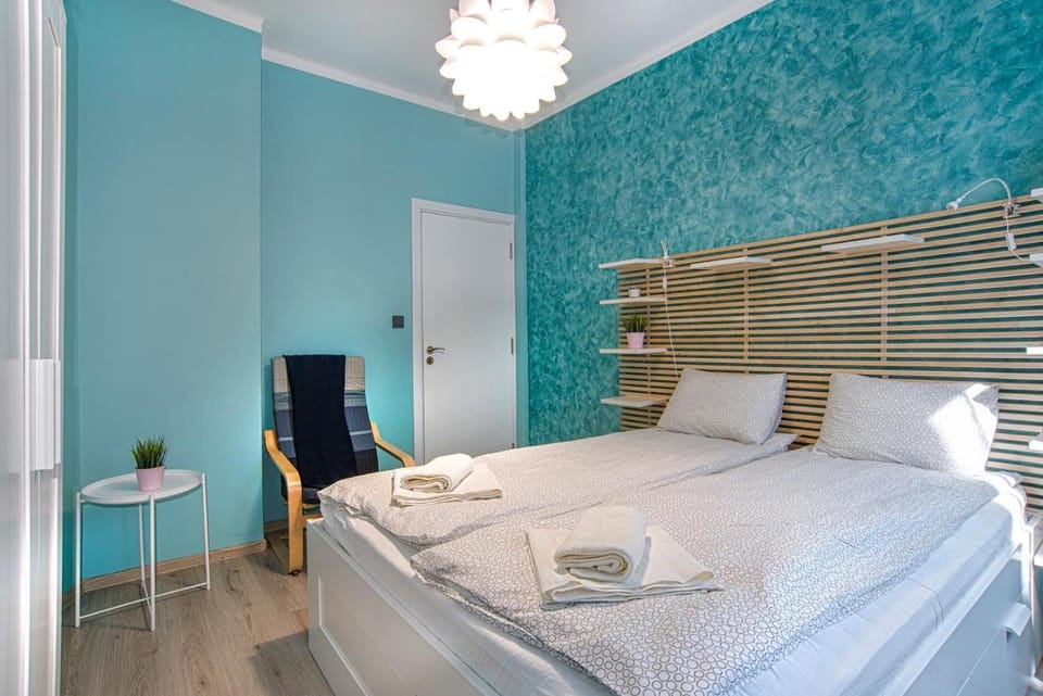 Bed, Photo of the whole room, Decorative detail, Decorative detail, Seating area, Bedroom, towels, towels