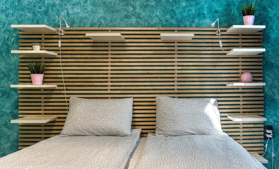 Bed, Photo of the whole room, Decorative detail, Decorative detail, Bedroom, internet, towels