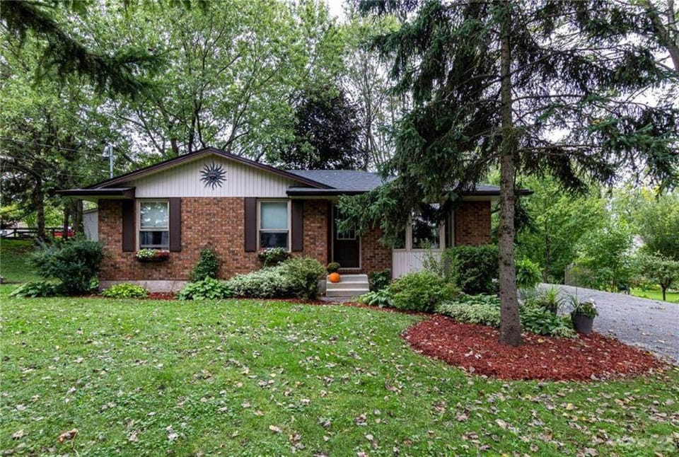 Boho Cottage - Hot tub and close to Beach House in Fort Erie