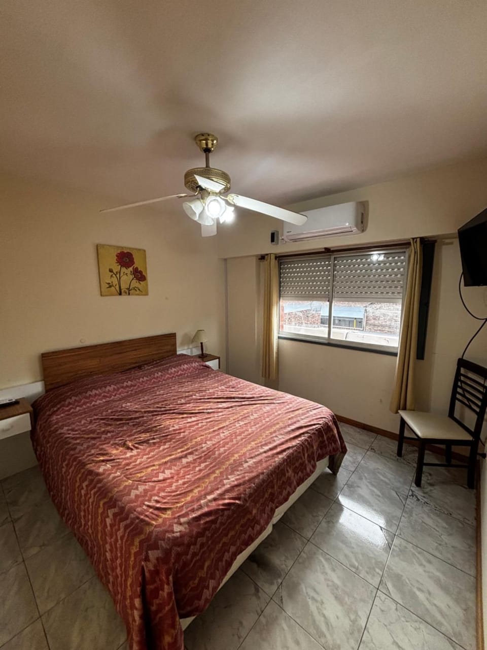Bed, TV and multimedia, Photo of the whole room, Bedroom
