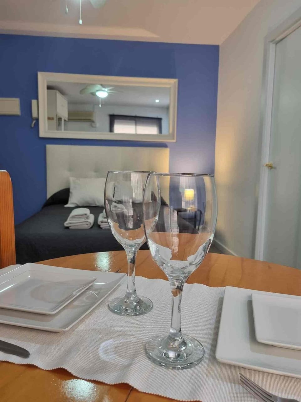 Photo of the whole room, Dining area