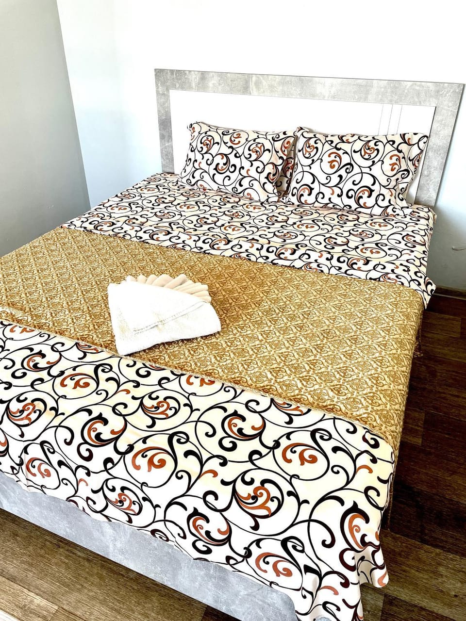 Bed, Photo of the whole room, towels