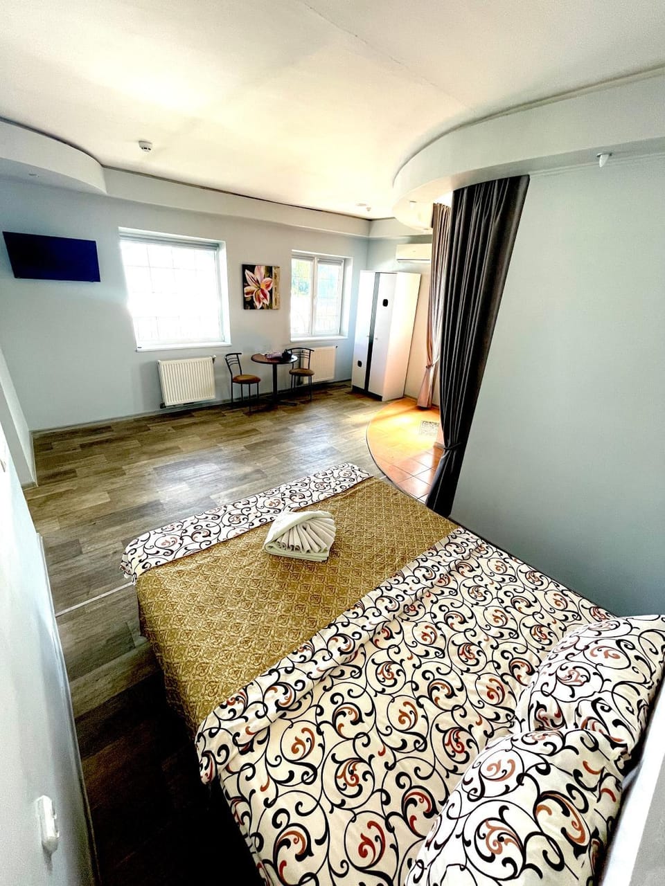 Bed, TV and multimedia, Photo of the whole room, Bedroom
