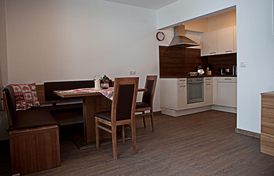 TV and multimedia, Kitchen or kitchenette, Dining area
