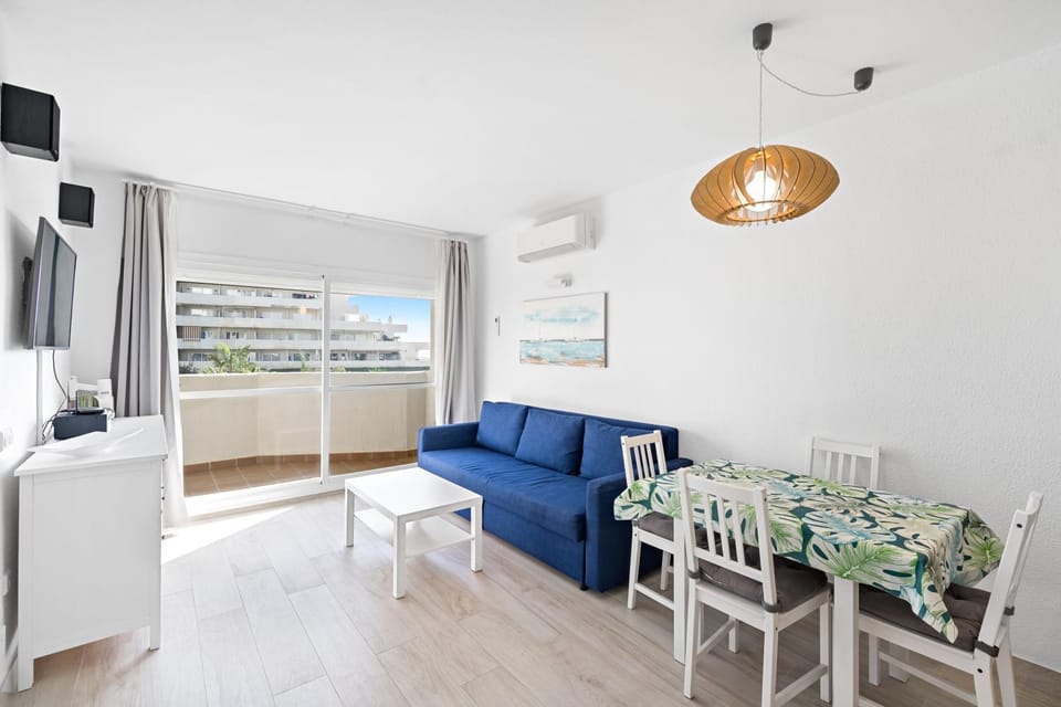 TV and multimedia, Living room, Seating area, Dining area