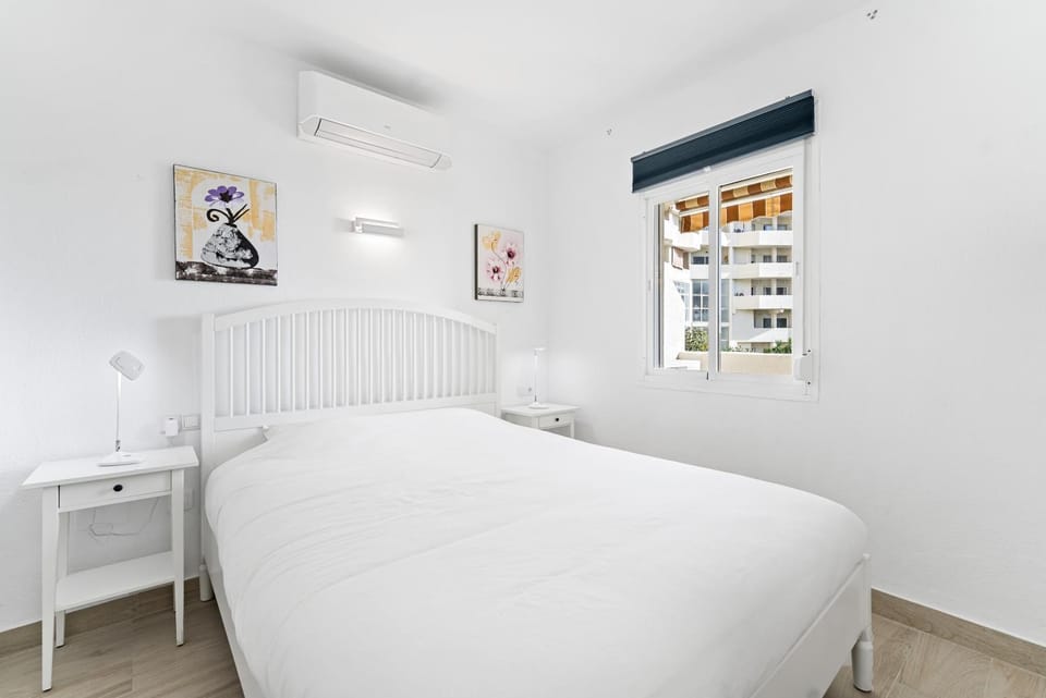 Bed, Photo of the whole room, Bedroom, air conditioner