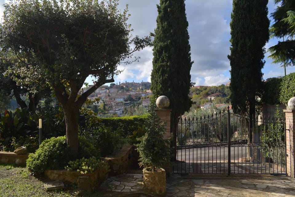 Villa Fè -Choose Panoramic View, Jacuzzi, Private Parking House in Montepulciano